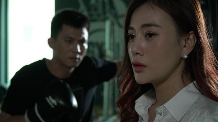 Phương Oanh bị áp lực, mệt mỏi khi phải làm việc với ba đoàn phim cùng một lúc. 