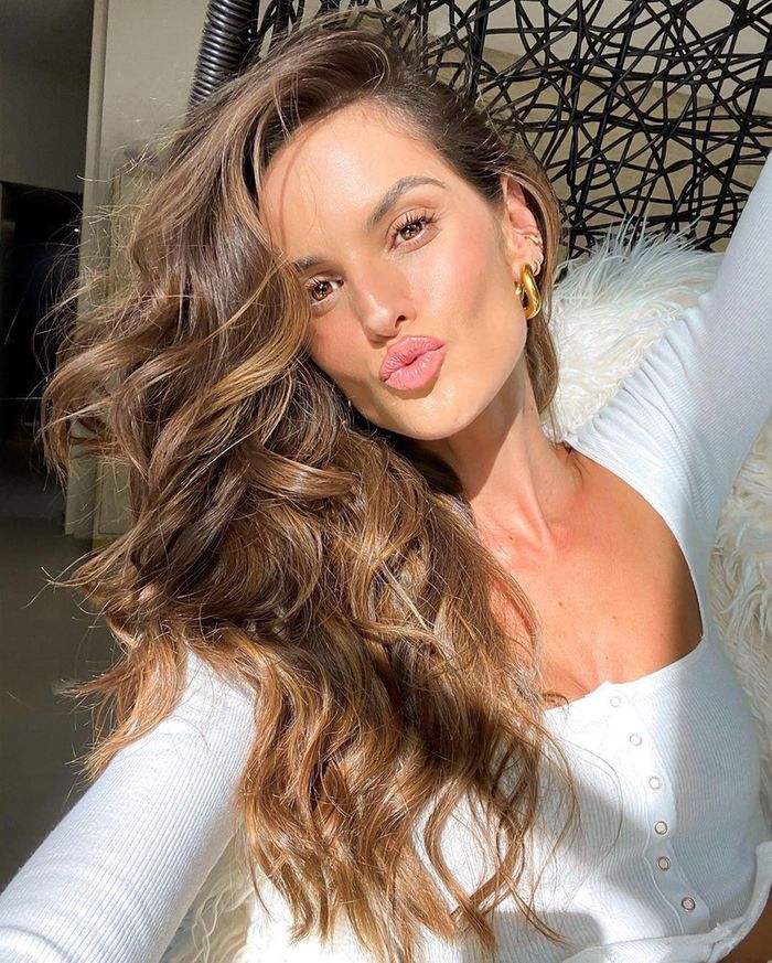 Cùng với các "chân dài" đồng hương Alessandra Ambrosio, Adriana Lima..., người đẹp sinh năm 1984 là một trong những mỹ nhân nội y đình đám quyến rũ nhất hành tinh.