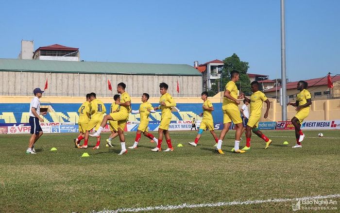 Các cầu thủ SLNA khởi động. Ảnh: Trung Kiên
