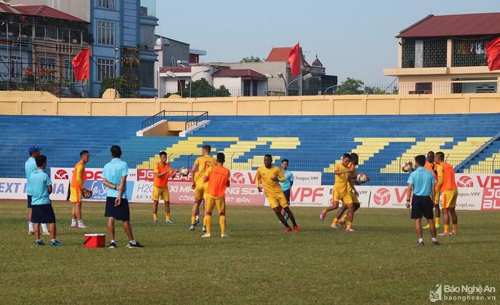 Trong khi đó các CĐV xứ Thanh vẫn chưa đến sân khi trận đấu còn chưa bắt đầu vì thời tiết nắng nóng. Ảnh: Trung Kiên