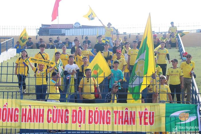 Các cổ động viên xứ Nghệ đến sân từ rất sớm. Ảnh: Trung Kiên