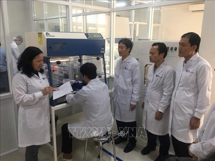 Nhóm nghiên cứu trình bày quy trình và thành phẩm của đề tài nghiên cứu. Ảnh: Ánh Tuyết/TTXVN.