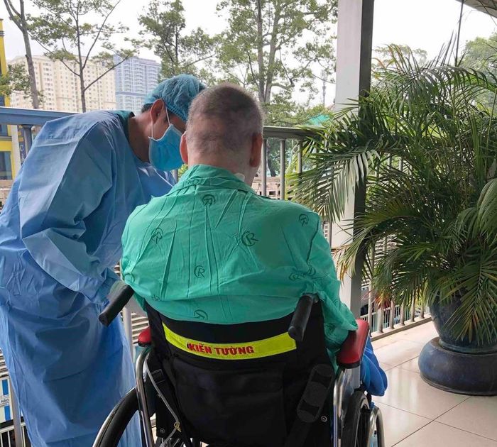 Phi công Anh được đưa ra ngoài phơi nắng vào mỗi sáng. Anh: BV.