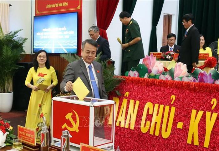 Các đại biểu bỏ phiếu bầu Ban chấp hành Đảng bộ thành phố lần thứ XII, nhiệm kỳ 2020 - 2025.