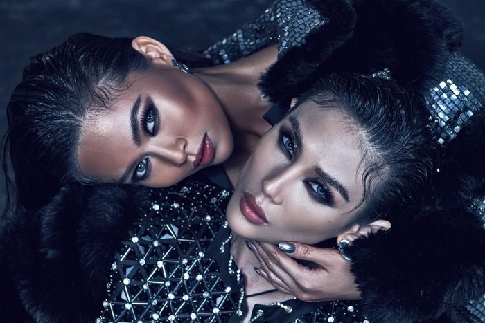 Mâu Thủy tiết lộ, Võ Hoàng Yến là đàn chị, có nhiều năm kinh nghiệm trong nghề nên cô luôn tôn trọng siêu mẫu 8x. "Tôi từng khóc nhiều lần trước những lời nhận xét thẳng thắn của chị Yến nhưng chưa từng cảm thấy khó chịu. Đã đi học, làm việc cùng mà chỉ nhận lời khen thì không thể tiến bộ. Câu 'thương cho roi cho vọt' không sai", cô chia sẻ.