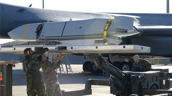  Lockheed Martin sẽ phải hoàn thành hợp đồng trước khi kết thúc tháng 8/2023. Phiên bản nâng cấp sâu JASSM có tầm bắn khoảng 1.600 km và chỉ khai hỏa được trên máy bay ném bom mang tên lửa và chiến đấu cơ hạng nặng. 