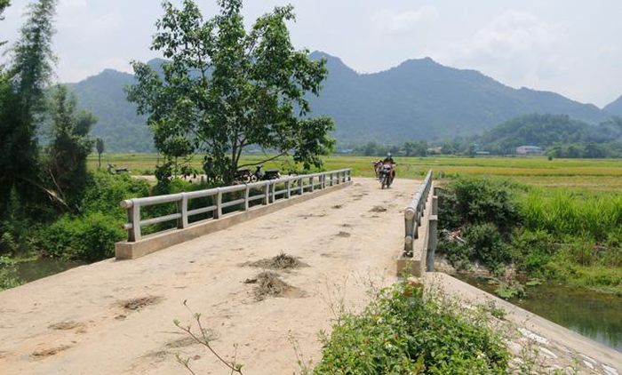 Cầu tràn Nam Cơ sau khi được nâng cấp thành cầu cứng đã đảm bảo việc đi lại an toàn cho người dân đi lại.