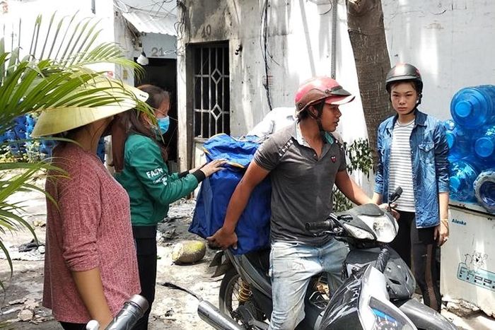 Người thân đưa những vật còn sót lại của chị Dứng ra khỏi hiện trường