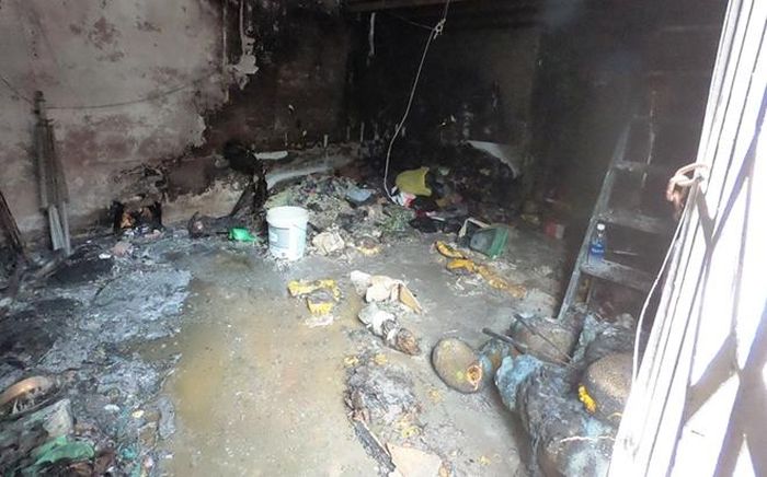 Một số trái cây chị Dứng bán hằng ngày lăn lóc trong căn phòng trọ bị cháy