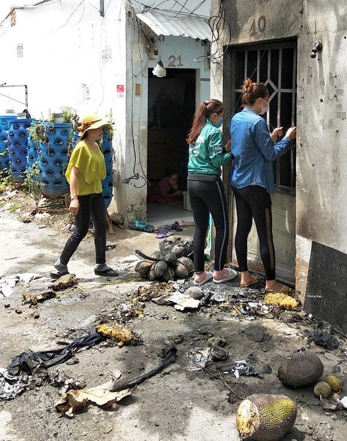Em M hay tin mẹ và 2 em gặp nạn trở về phòng trọ đau đớn bật khóc.