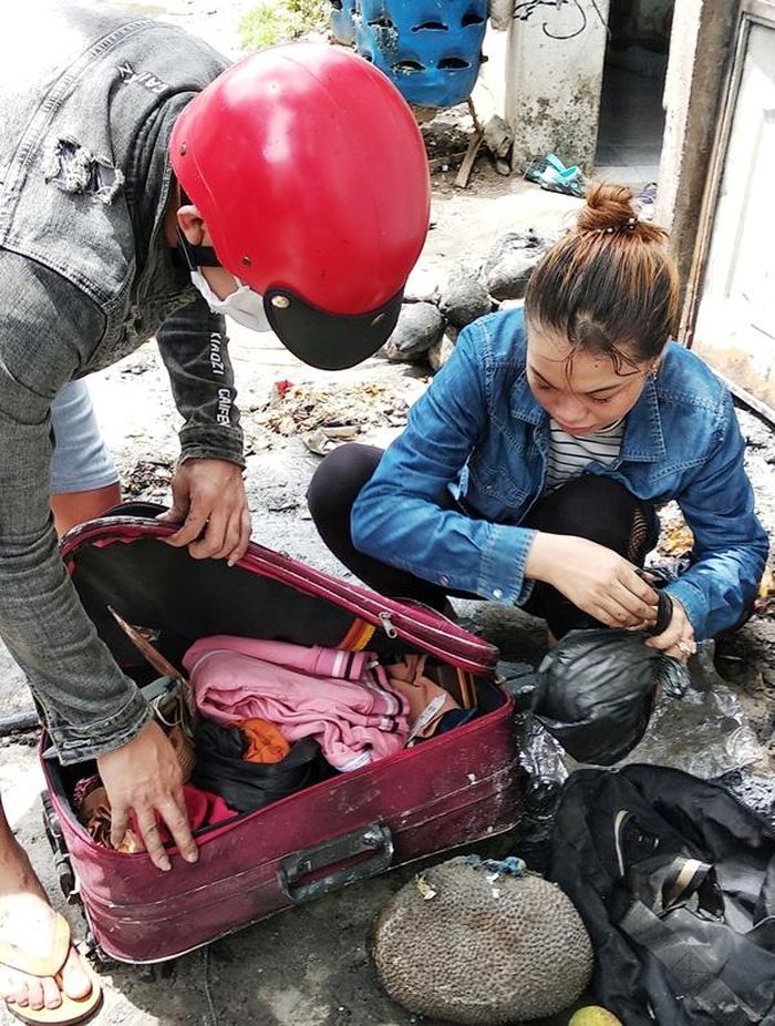 Một số đồ vật được bỏ lại riêng quần áo của chị Dứng, M nói "Đem về bỏ vào quan tài cho mẹ có cái để mặc!"