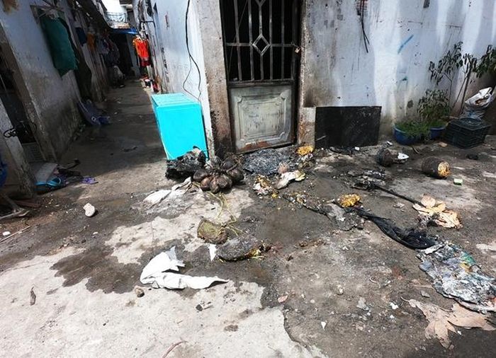 Phía trước cửa phòng trọ nơi xảy ra vụ hỏa hoạn
