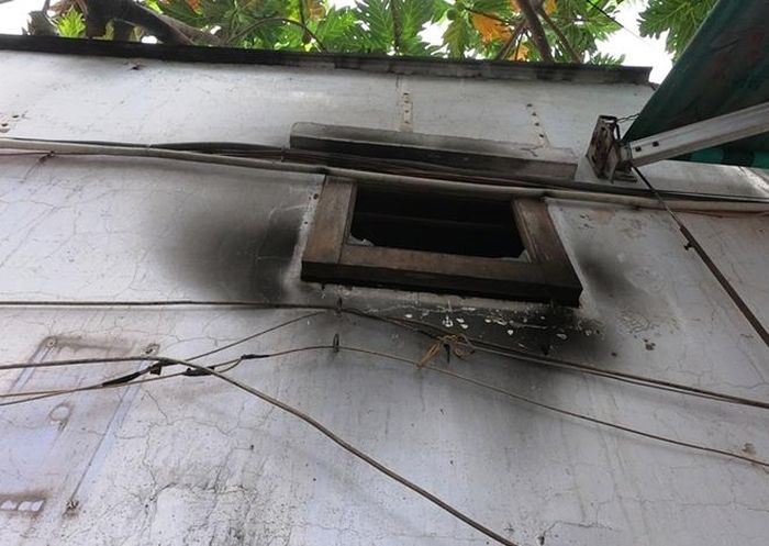 Cửa sổ có diện tích khiêm tốn nơi lấy không khí cho cả phòng trọ