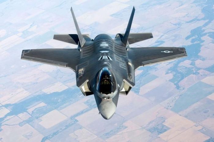  Dù gặp khó khăn trong việc phát triển, nhưng với những gì đã chứng minh qua thực chiến, F-35 chứng tỏ là một trong những chiến đấu cơ tốt nhất thế giới. Hiện loại máy bay này được phát triển với ba phiên bản bao gồm phiên bản thông thường F-35A, phiên bản cất cánh đường băng ngắn và hạ cánh thẳng đứng F-35B và phiên bản dành cho tàu sân bay F-35C. 