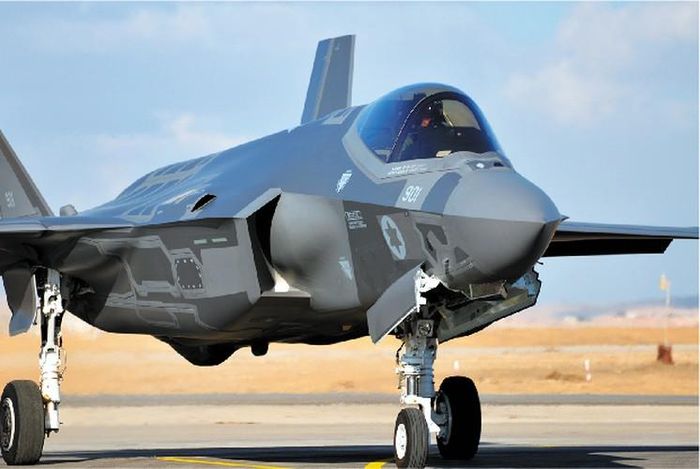  Đại úy Thompson là một phần trong nhóm nhỏ các nữ phi công F-35, nhưng là người đầu tiên được cấp chứng nhận và giao nhiệm vụ bay chiến đấu. 