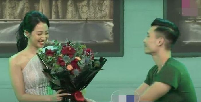  Nhật Linh quỳ gối tặng hoa cho Kiều Ly. 
