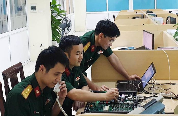 Nhóm tác giả đề tài “Nghiên cứu, thiết kế, chế tạo thiết bị đa truy nhập cấp chiến thuật HTC-ISR2017” kiểm tra hoạt động của thiết bị.