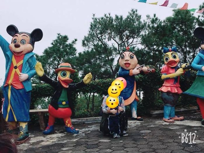 Không hiểu ý đồ của người tạo ra tượng những chú vịt Donald là để trẻ con yêu mến hay để dọa chúng khiếp vía đây.
