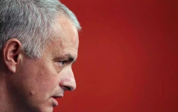  Sự vắng mặt của cậu học trò cưng chắc chắn sẽ khiến Jose Mourinho rất đau đầu trước màn đại chiến với Manchester United.