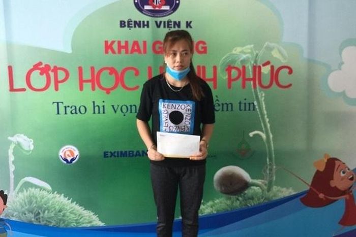 Chị Lương Thị Xuyên nhận số tiền bạn đọc ủng hộ con trai mình