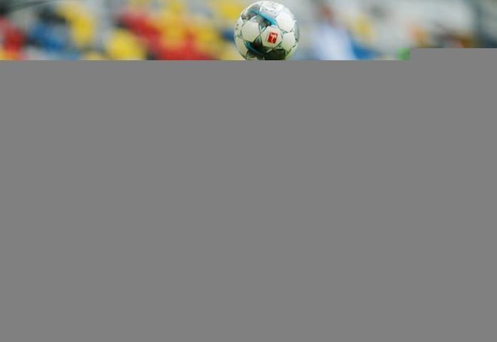 Jadon Sancho (áo vàng) thi đấu rất tích cực nhưng không thể tạo ra sự khác biệt