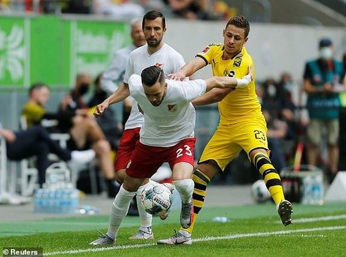 Dortmund gặp nhiều khó khăn trước Dusseldorf