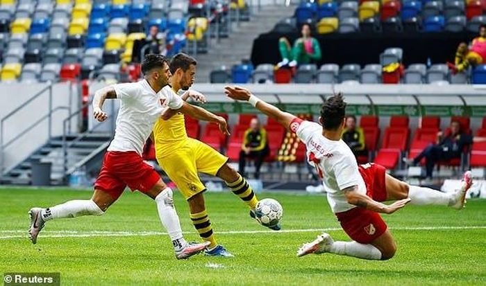 Đội bóng đến từ vùng Ruhr cầm bóng nhiều hơn chủ nhà