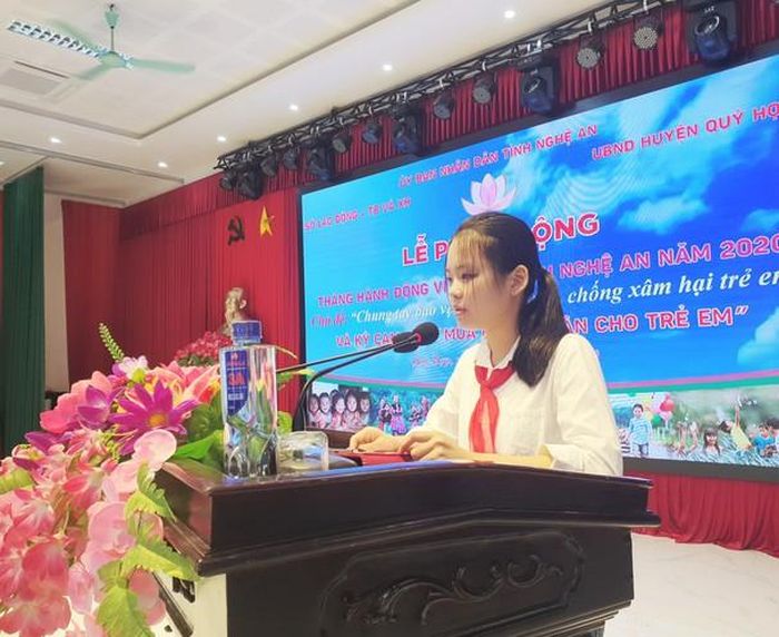 Trẻ em huyện Quỳ Hợp phát biểu trong lễ phát động Tháng hành động vì trẻ em năm 2020. Ảnh: Thanh Nga