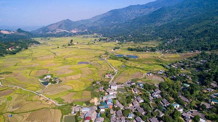 Ruộng bậc thang rộng hút tầm mắt được bao quanh bởi những ngôi nhà của đồng bào dân tộc Tày.