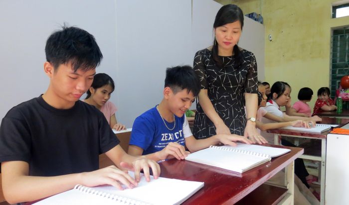 Nhờ sự gần gũi, chỉ bảo học trò bằng tình yêu thương của cô giáo Hà đã giúp các em khiếm thị vượt qua mặc cảm, tìm thấy niềm vui trong cuộc sống.