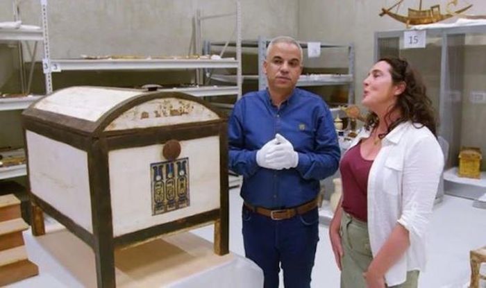 Trong đó có một báu vật không thuộc về vị pharaoh này. Đó là một chiếc hộp nhưng bên trong không có chứa món đồ nào.