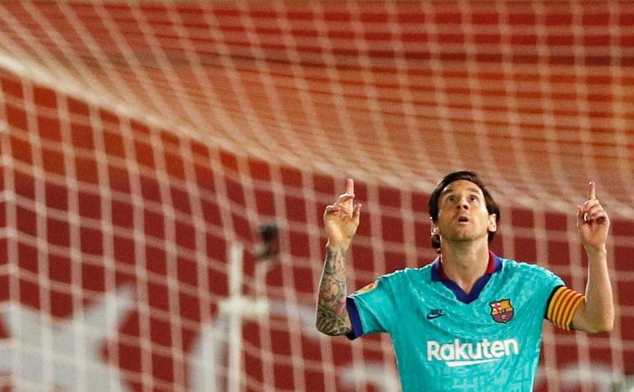  Trở lại trận đấu vừa qua, phong độ xuất sắc của Lionel Messi giúp Barca có ngày trở lại hoàn với chiến thắng cách biệt 4-0 trước Real Mallorca ngay trên sân khách tại vòng 28 La Liga rạng sáng 14/6. Siêu sao người Argentina ghi 1 bàn và có 2 kiến tạo ở trận này. 