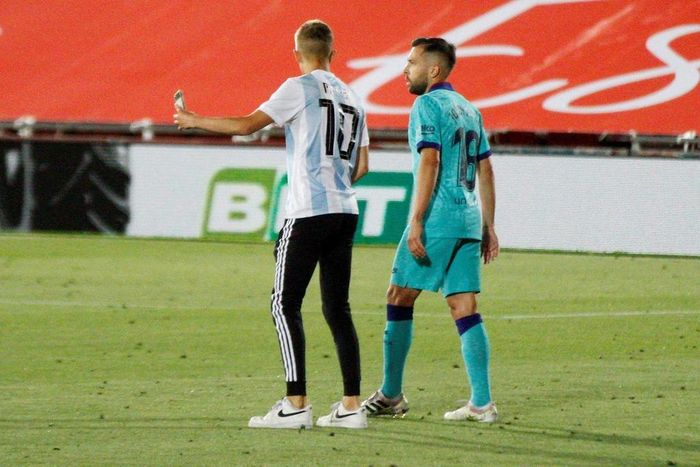  Chàng trai trẻ tuổi không bỏ lỡ dịp may này, chụp ảnh tự sướng với Jordi Alba. Nhiều cầu thủ Barca tỏ ra sốc vì không hiểu sao trong một trận đấu không có khán giả, anh chàng này vẫn đột nhập được vào sân. 