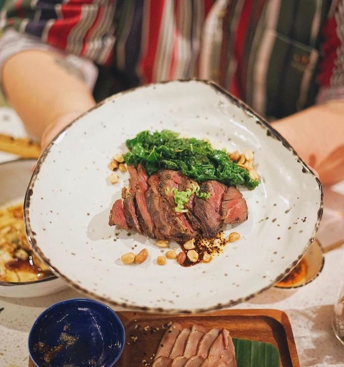 Tôm xông khói, vịt xông khói, sườn bò hay Paella, món cơm thập cẩm trứ danh của ẩm thực Tây Ban Nha, là một số hương vị hấp dẫn bạn nên thử. Ngoài ra, các ly cocktail thơm ngon càng kích thích vị giác của bạn. Thực đơn có mức giá khoảng 180.0000-400.000 đồng. Ảnh: Foodholicvn.