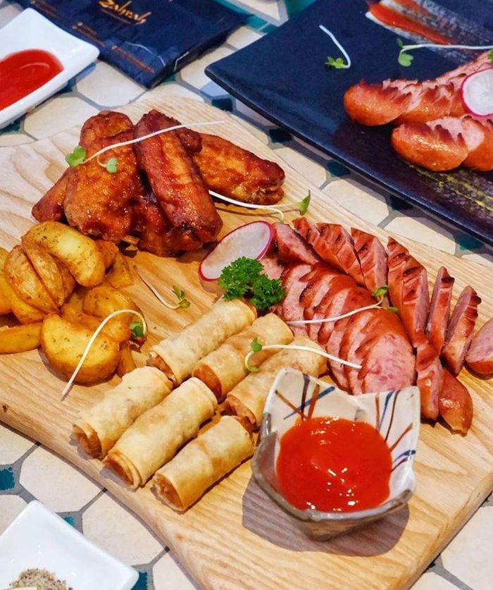 Thực đơn nhà hàng cũng khá đa dạng, được trình bày đẹp mắt. Cơm chiên trái thơm, bò lúc lắc khoai chiên, cánh gà sốt BBQ là một số gợi ý cho bữa tiệc của thực khách. Ngoài ra, những ly cocktail thơm mát và vị lạ hứa hẹn sẽ làm cuộc vui thêm trọn vẹn. Mức giá dao động từ 100.000-500.000 đồng. Ảnh: Damanfood. 