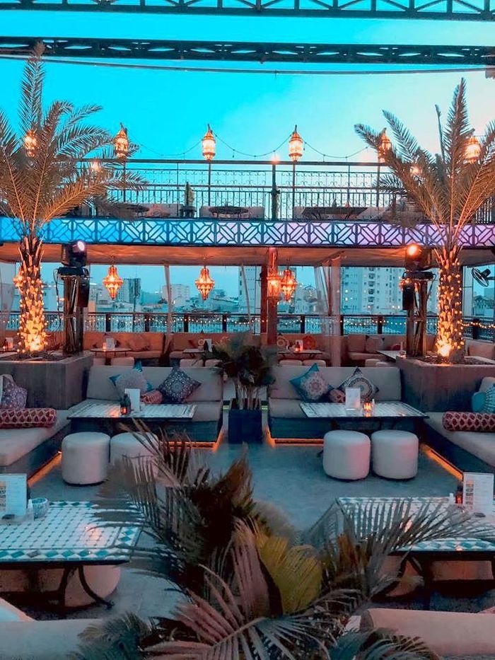 Không gian Lounge được bài trí tinh tế, thiên hướng nét Ả Rập huyền bí. Đặc biệt, tầng thượng thu hút giới trẻ bởi mang không khí tươi mát tựa ốc đảo. Từ đây, bạn có thể ngắm khung cảnh hoàng hôn và quang cảnh thành phố. Ảnh: Canquetsaigon. 