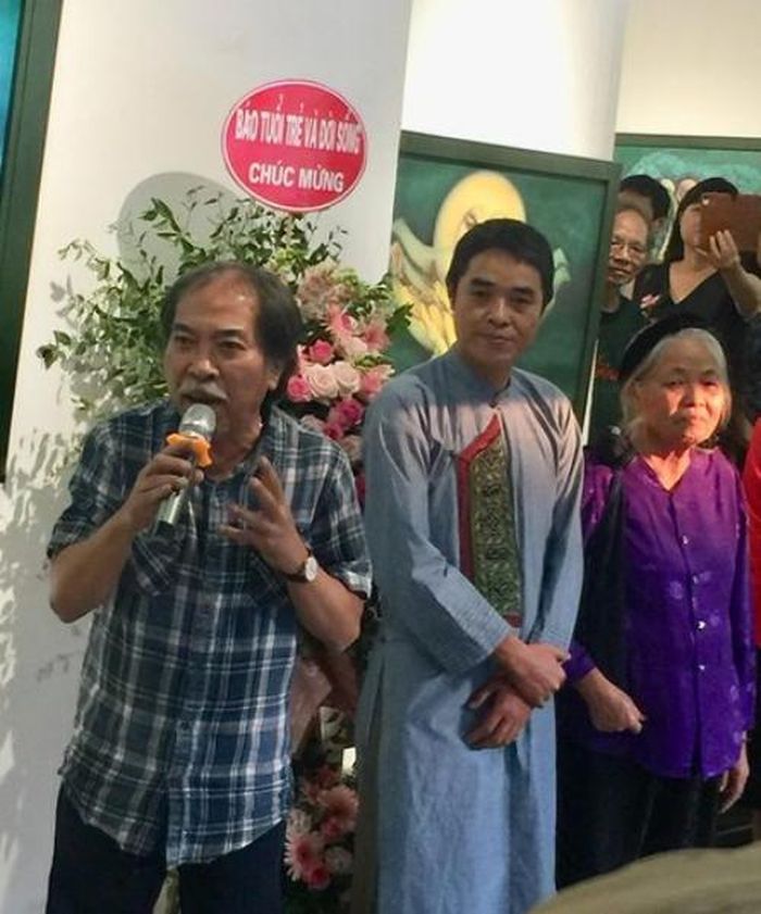 Nhà thơ Nguyễn Quang Thiều (trái), và mẹ con họa sĩ Hoàng A Sáng (tác giả bài viết)
