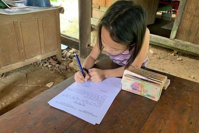 Mẹ đau nên bé Thảo thay mẹ ký giấy nhận tiền, đón nhận tình cảm của độc giả
