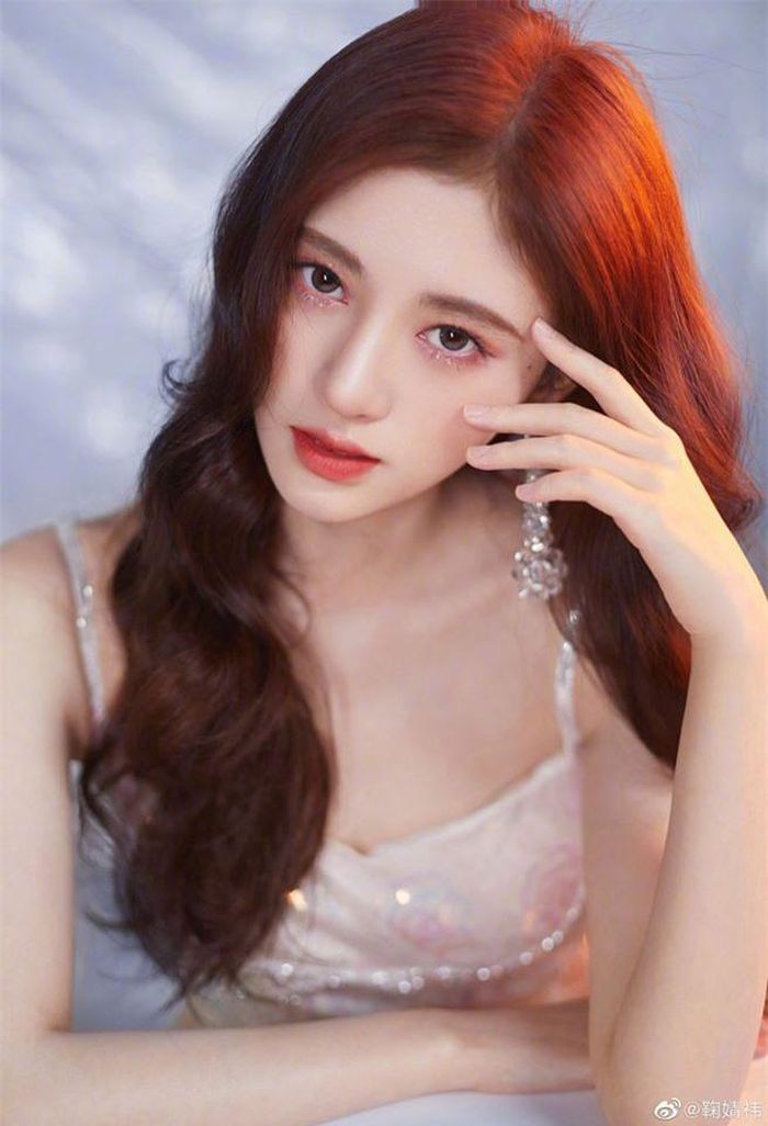 Ngoài ca hát, cô còn tham gia một số phim truyền hình nhưNhiệt huyết Trường An, Cửu Châu Thiên không thành, Hiên viên kiếm, Tân Bạch nương tử truyền kỳ, Vân Tịch truyện,Vân Tịch Truyện, Tiên sinh bơi lội...Tuy nhiên, diễn xuất của người đẹp này không được đánh giá cao.