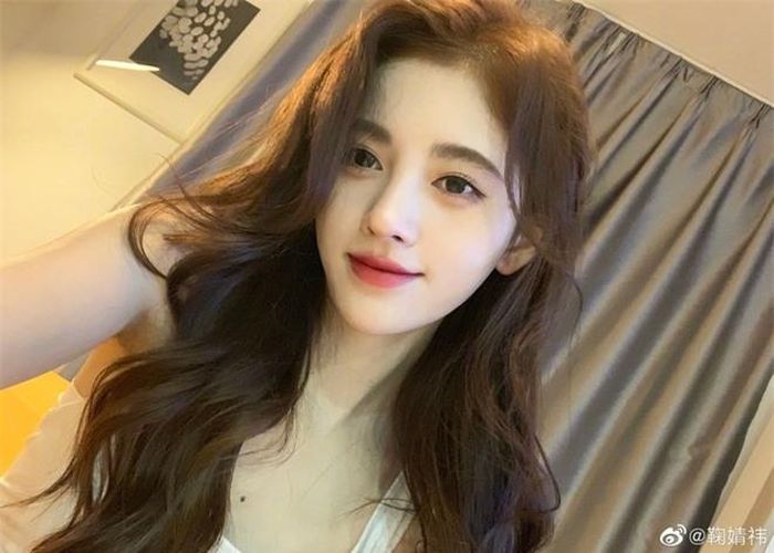 Trên mạng xã hội, không ít người cho rằng Cúc Tịnh Y đang dần "búp bê hóa" hình tượng của mình. Gương mặt của cô ngày càng thiếu tự nhiên, biểu cảm một màu, lúc nào cũng tỏ vẻ ưu buồn, đôi mắt ứa lệ như sắp khóc. Ngay cả khi tham gia các show truyền hình, người đẹp cũng giữ kẽ, dù vui hay buồn không dám biểu lộ cảm xúc chân thật trên khuôn mặt.