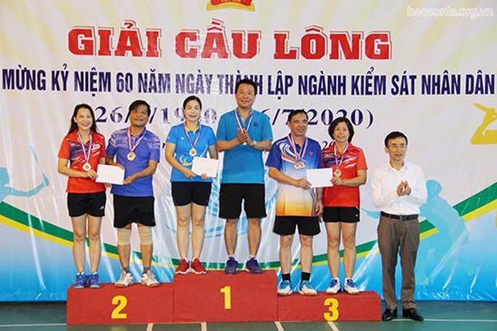 Lãnh đạo Viện Kiểm sát nhân dân tỉnh trao giải cho các vận động viên thi đấu nội dung đôi nam nữ trên 50 tuổi.