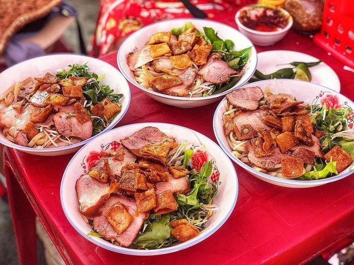 Cao lầu là món ăn đặc trưng không thể bỏ lỡ khi vi vu phố cổ. Ảnh: Vitbauu.