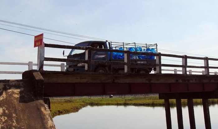 Một chiếc xe tải lưu thông qua cầu Bình Nam từ hướng xã Bình Nam đi xã Bình An, huyện Thăng Bình.