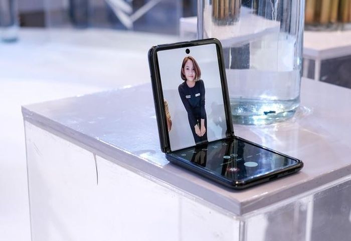  Các smartphone màn hình gập giá cao góp phần khiến giá bán trung bình smartphone Samsung tăng. Ảnh: Lê Trọng. 