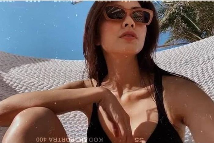  Cuối tháng 5, "ngọc nữ" đến khu villa riêng biệt của nhà chồng thư giãn sau thời gian dài ở nhà. Villa này cũng là nơi Tiên Nguyễn tự cách ly 14 ngày sau khi được chữa khỏi Covid-19 hồi đầu tháng 4. 