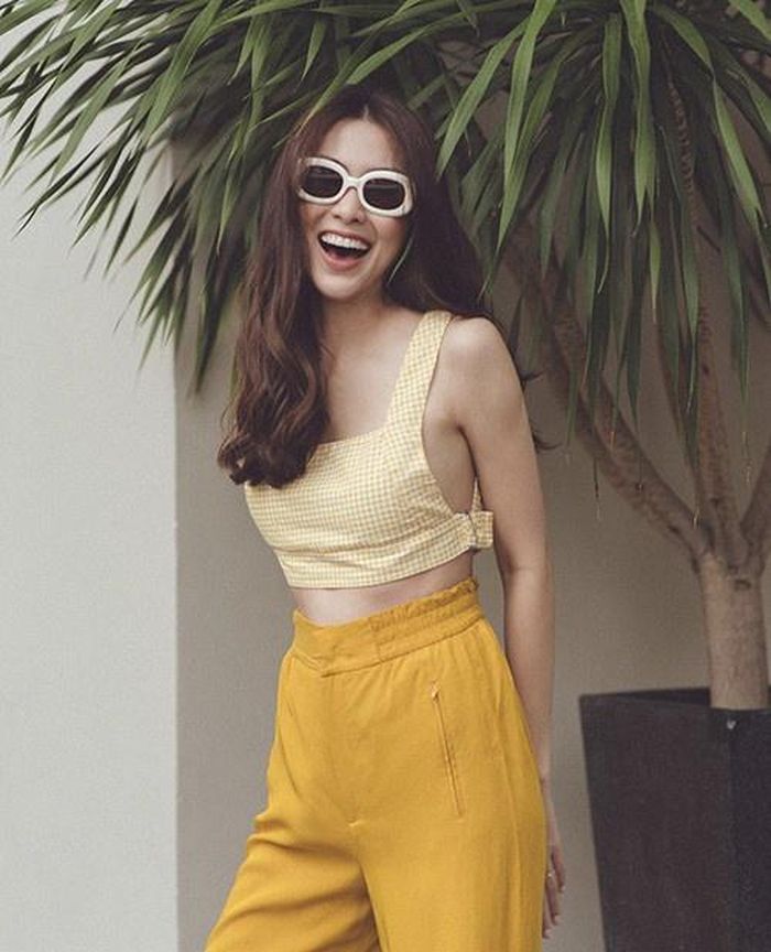Trước đó, phong cách sơ mi hở cúc hờ hững (trái) và crop-top kẻ sọc khoe eo được Hà Tăng lăng xê nhiệt tình trong mùa hè. Vì nổi tiếng với hình ảnh thanh lịch, sang trọng nên những lần cô diện gợi cảm đều khiến người hâm mộ chú ý. 