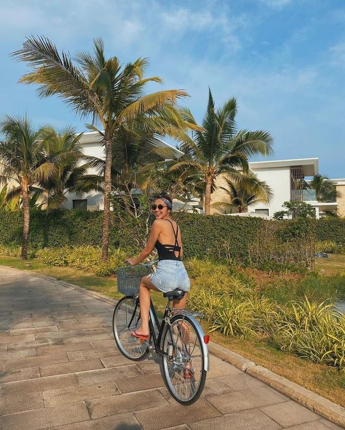  Sau khi tăng 5 kg, bà xã Louis Nguyễn trông đầy đặn, có sức sống hơn. Bên cạnh bikini, cô còn tôn hình thể với áo hai dây hở vai mix&amp;match quần short và dép bệt. Hà Tăng thích biển nên mỗi dịp rảnh cô cùng với gia đình đều đến nơi có cát trắng, nắng vàng để nghỉ dưỡng. 