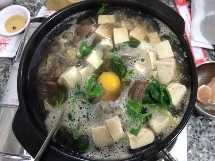  Thịt bò được chọn phải là loại hảo hạng, ninh nhừ mềm cùng thuốc bắc. Quán gần trung tâm thành phố, không gian rộng rãi, là địa điểm thích hợp để tụ tập đông người. Món lẩu độc nhất vô nhị này bạn chỉ có thể tìm thấy duy nhất khi tới Đà Lạt. Ảnh: Thông tin Đà Lạt. 
