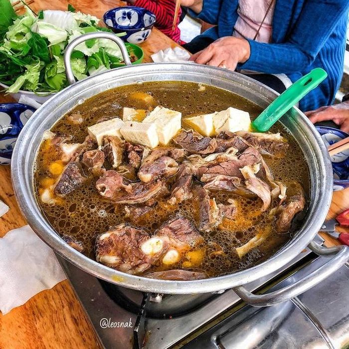  Một nồi thập cẩm bao gồm những miếng bò dày được thái bản to, thịt nhừ mềm, tất cả hòa quyện cùng nước lẩu ngọt thanh từ xương. Khi ăn, bạn dùng kèm mì trứng, đậu hũ cùng các loại rau xanh như rau má, cải thảo... và không thể thiếu nước chấm từ chao ớt sa tế. Ảnh: Leosnak.