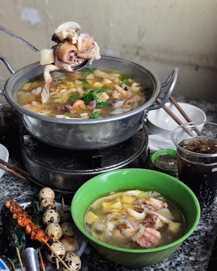 Trong tiết trời se lạnh của thành phố Đà Lạt, ngồi quây quần với bạn bè bên nồi lẩu gà nóng hổi sẽ là lựa chọn tuyệt vời dành cho du khách. Ảnh: Hetmydiscovery.